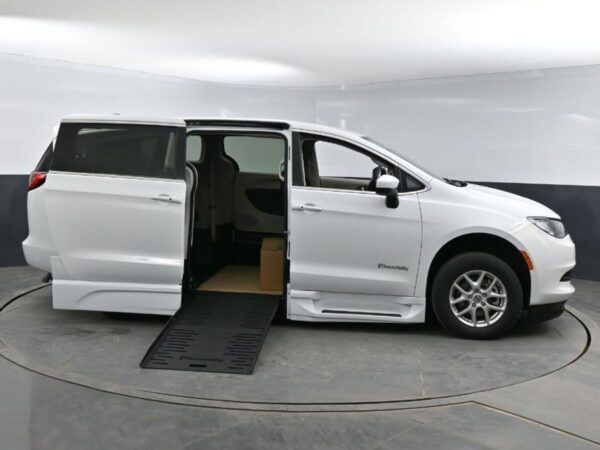 White Chrysler Voyager with BraunAbility Side Entry Automatic Fold Out conversion