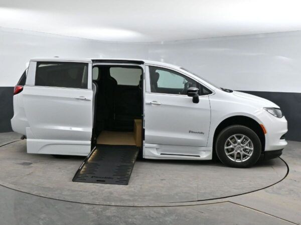 White Chrysler Voyager with BraunAbility Side Entry Automatic Fold Out conversion