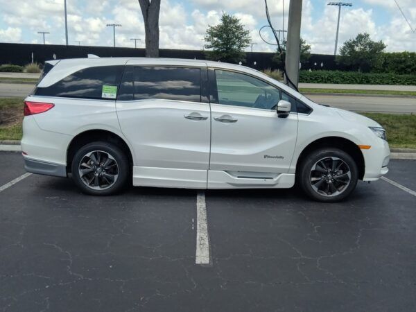 White Honda Odyssey with BraunAbility Side Entry Automatic In Floor conversion