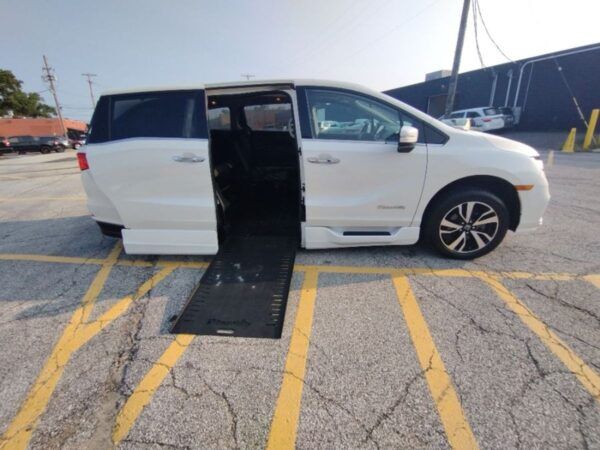 White Honda Odyssey with BraunAbility Side Entry Automatic In Floor conversion