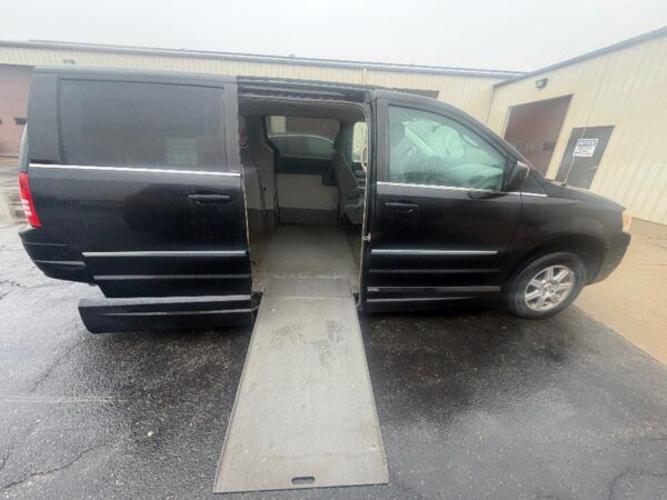 Chrysler Town and Country with Vantage Mobility Side Entry Automatic In Floor conversion
